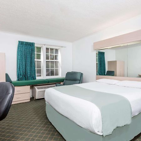 Microtel Inn By Wyndham Αθήνα Εξωτερικό φωτογραφία