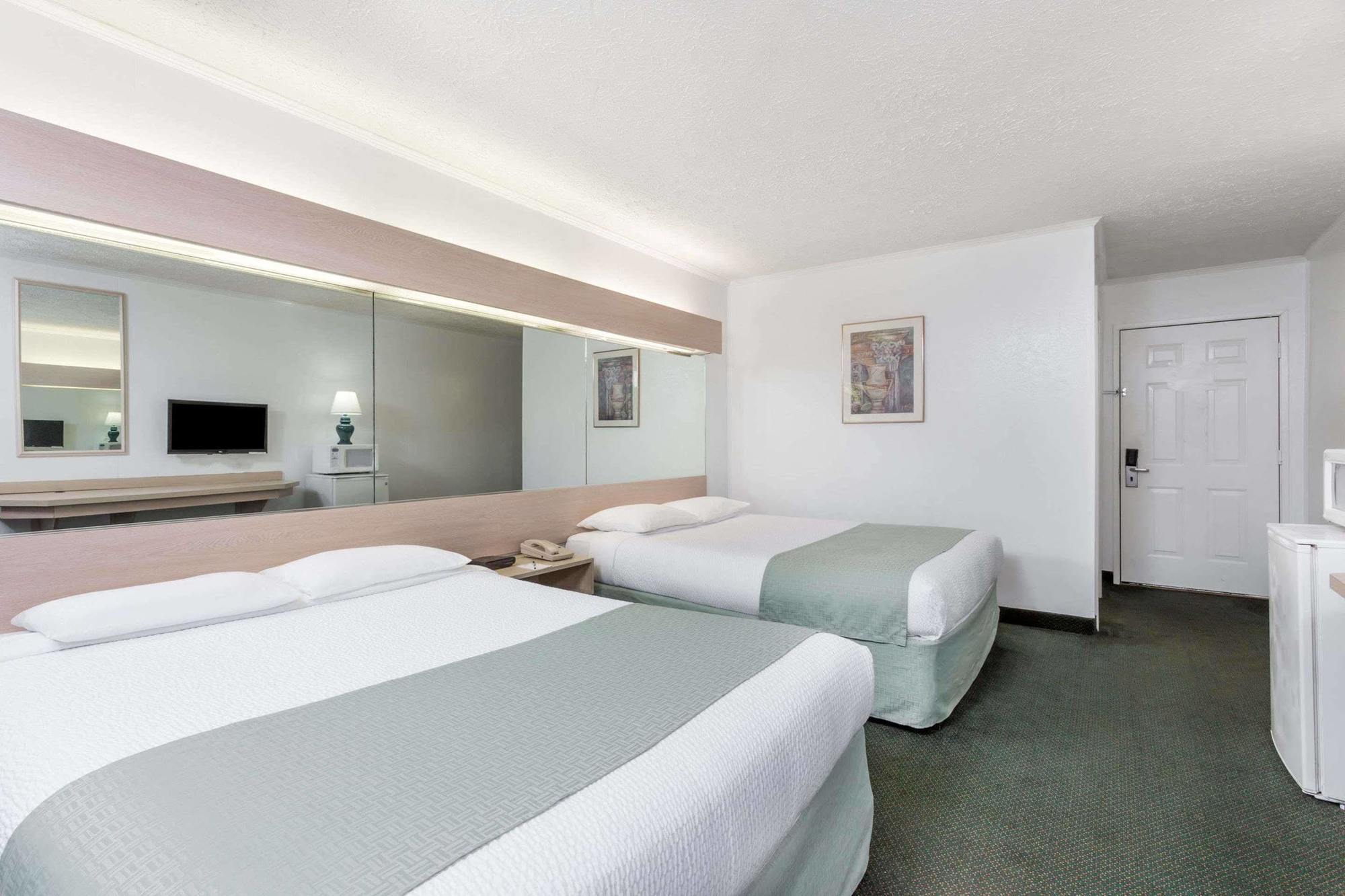 Microtel Inn By Wyndham Αθήνα Εξωτερικό φωτογραφία